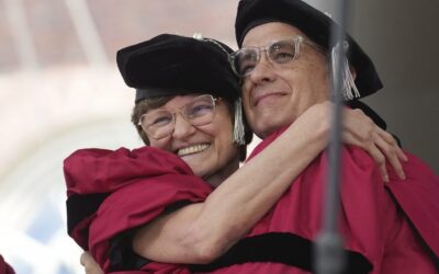 Így ölelkezik Karikó Katalin és Tom Hanks a Harvard díszdoktori avatóján